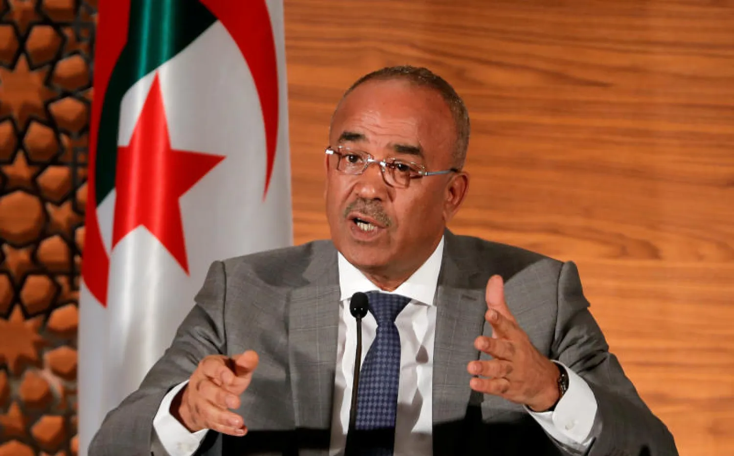 رئيس الوزراء الجزائري نور الدين بدوي يتحدث خلال المؤتمر الصحافي (رويترز)