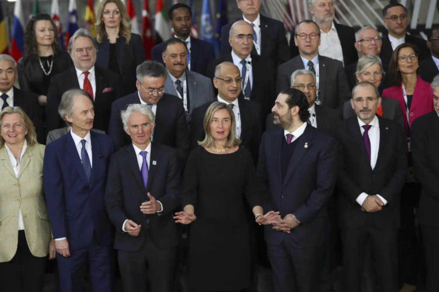 لقطة جماعية للمشاركين في المؤتمر، وبدا في الصف الأمامي رئيس الوزراء اللبناني سعد الحريري (أ. ب)