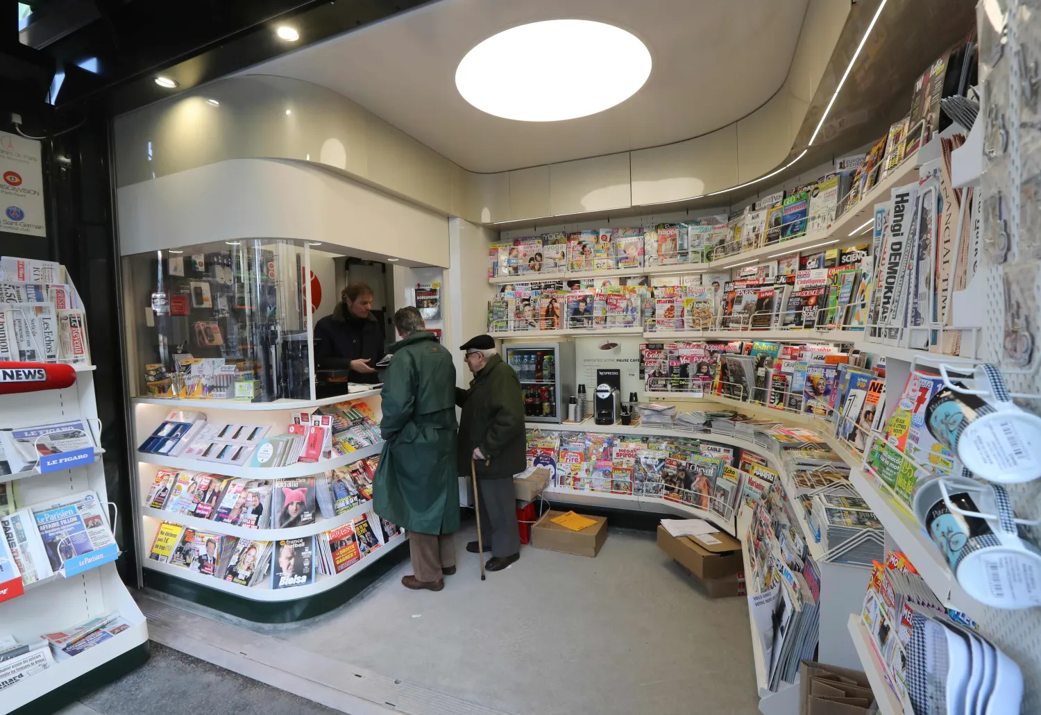 صورة أرشيفية لمتجر يبيع الصحف الفرنسية في باريس (الفرنسية)