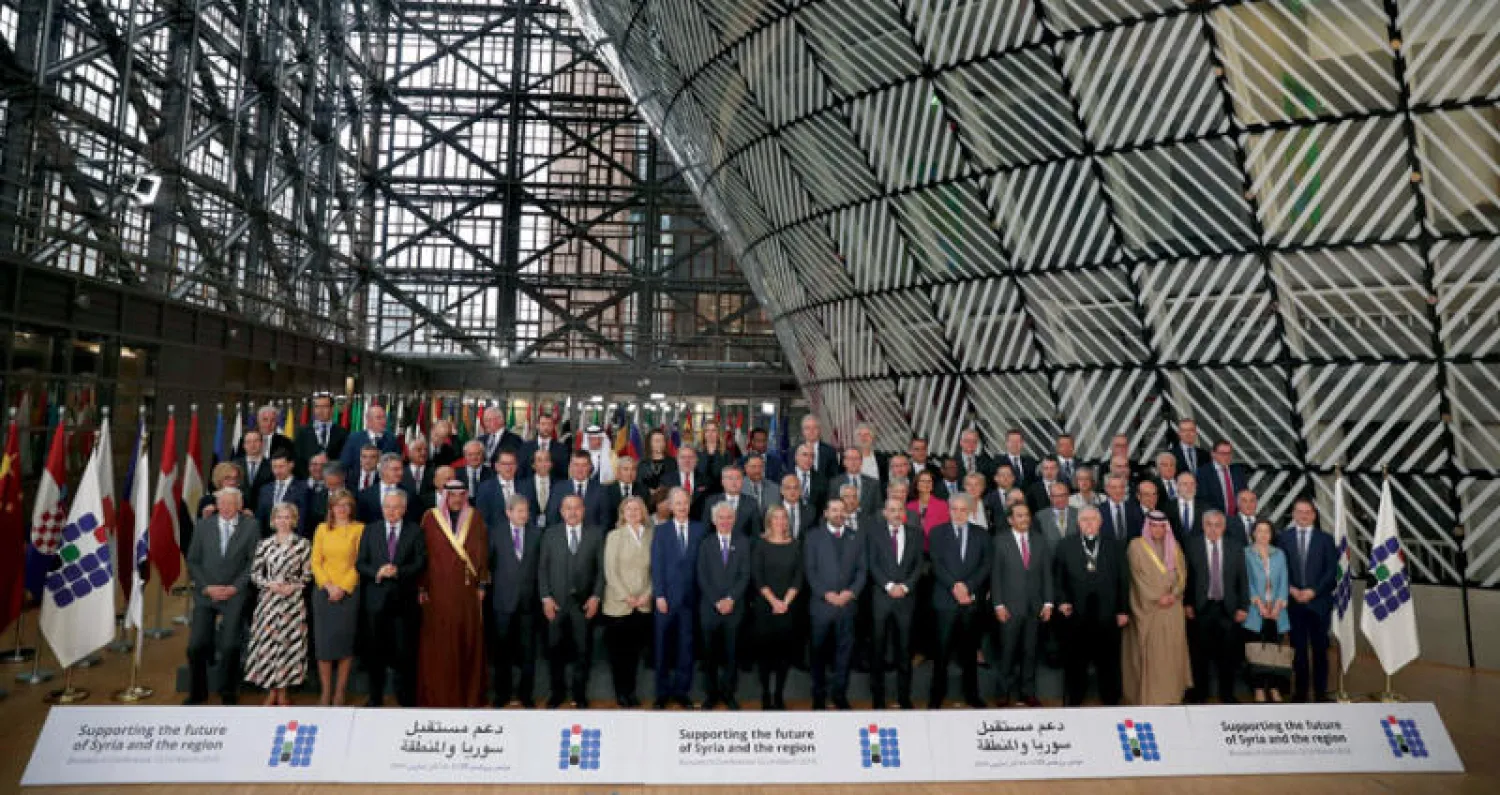 صورة لرؤساء الوفود المشاركة في مؤتمر بروكسل أمس (أ.ب)