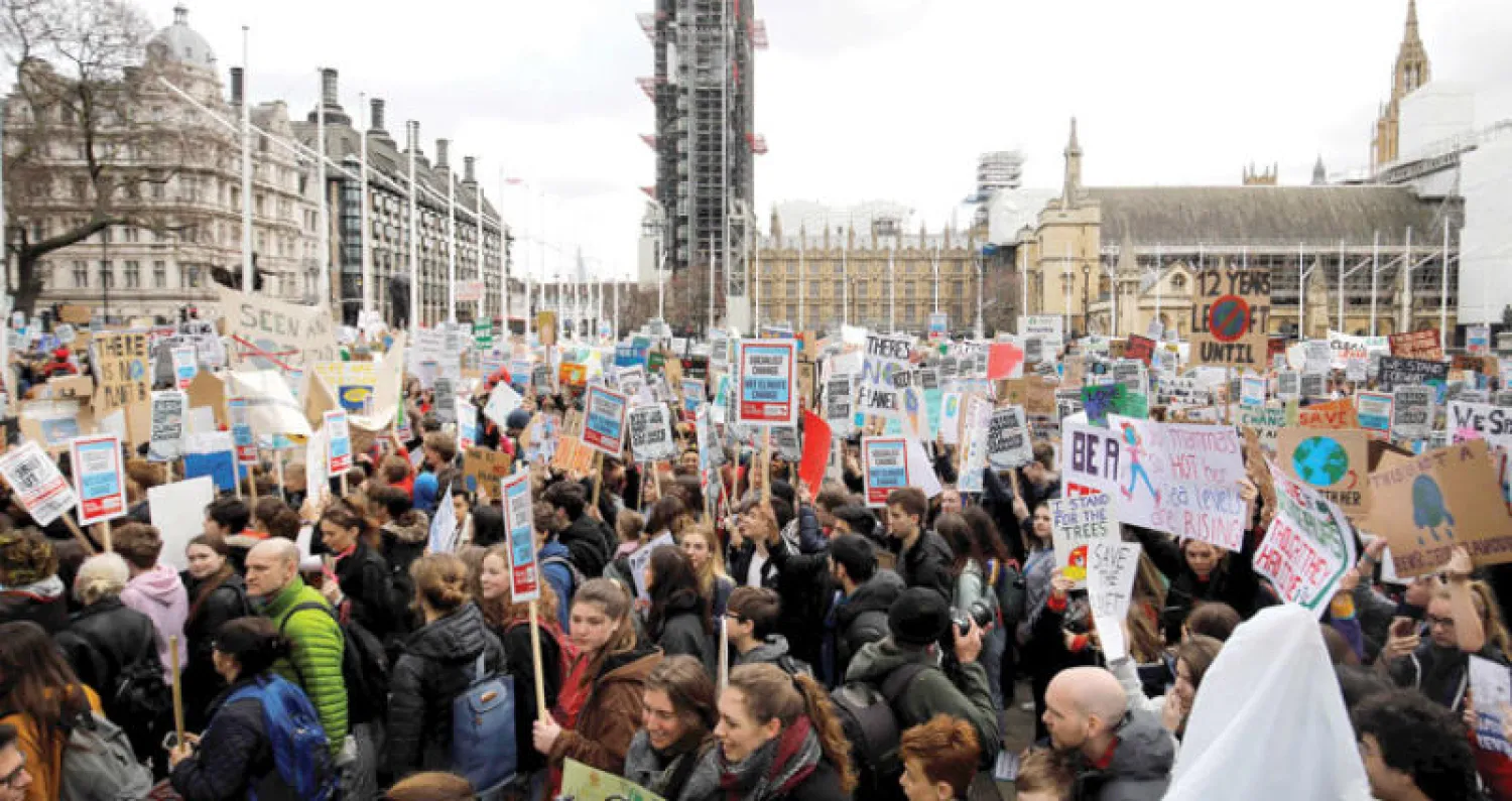 الحركات الطلابية في شتى أنحاء العالم تمسك بزمام المبادرة وتعلن بداية مرحلة من التحركات المفتوحة للضغط من أجل اتخاذ إجراءات سريعة وفاعلة لوقف التدهور البيئي... هذه المظاهرة أمام البرلمان في لندن أمس (أ.ف.ب)
