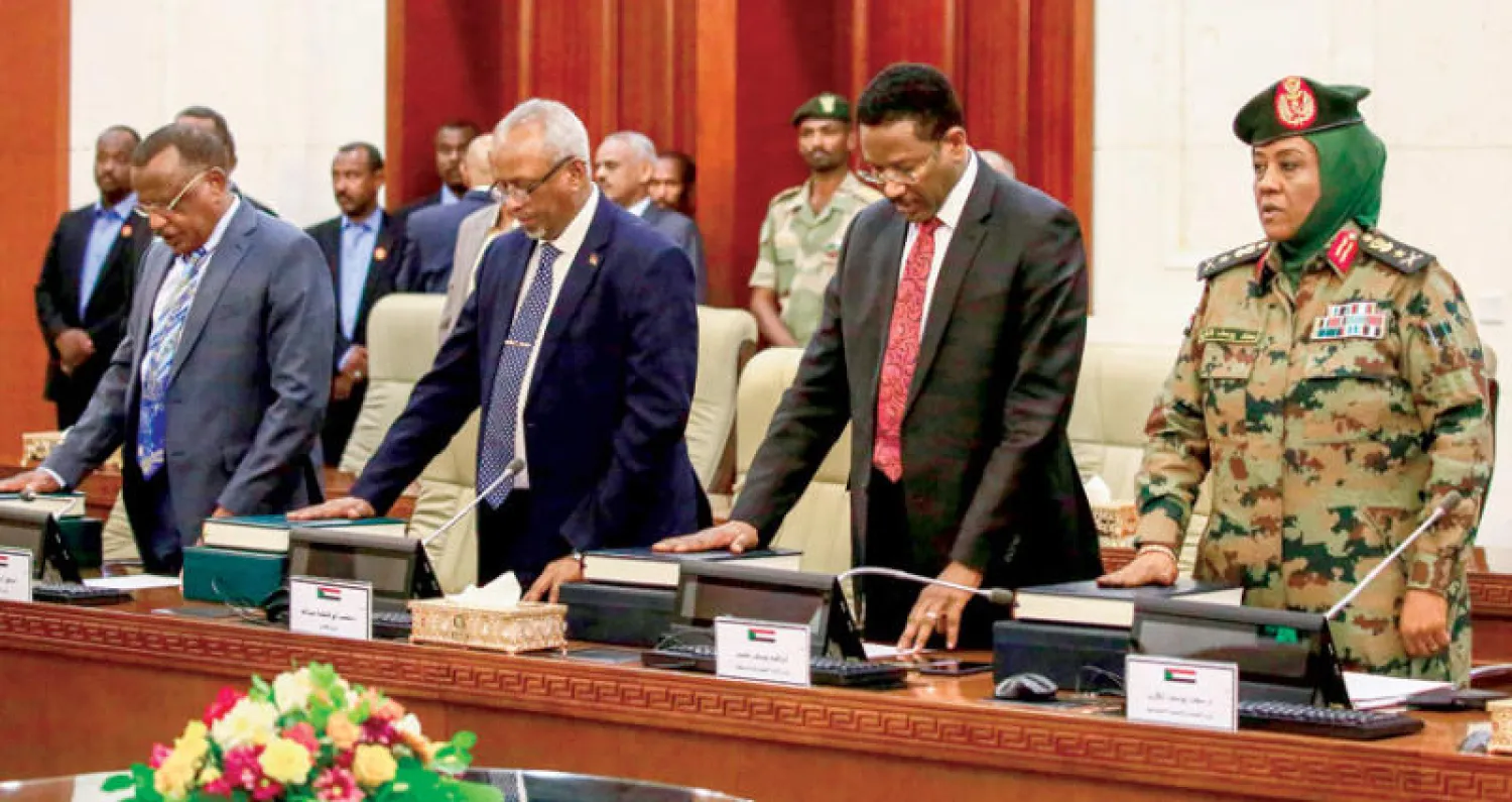 وزراء في الحكومة السودانية الجديدة خلال اداء اليمين الدستورية أول من امس (أ.ف.ب)