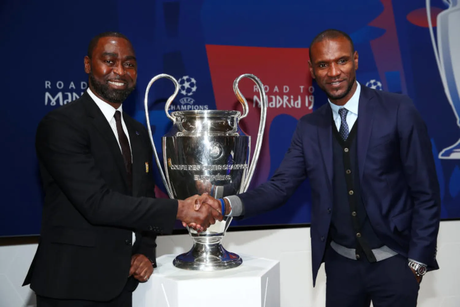 سفير نادي مانشستر يونايتد أندرو كول يصافح إريك أبيدال مدير نادي برشلونة الرياضي (رويترز)