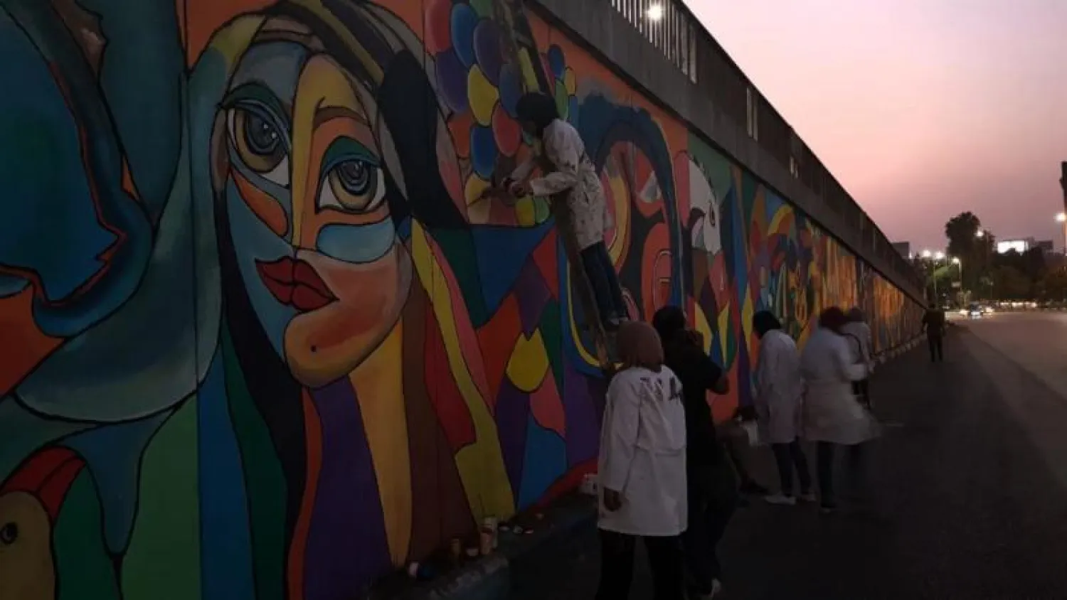 فتيات يعملن على تجميل كوبري العباسية في القاهرة («الشرق الأوسط»)