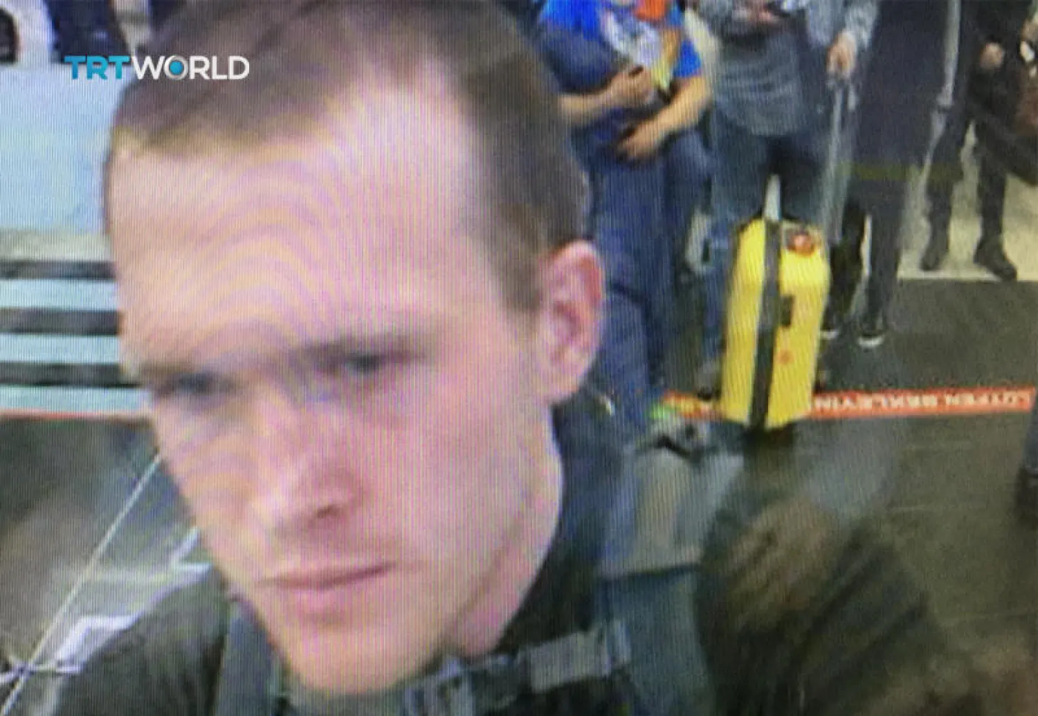 صورة بثتها قناة «تي آر تي» التركية للإرهابي الأسترالي برينتون تارانت في مطار أتاتورك الدولي بإسطنبول (أ.ب)