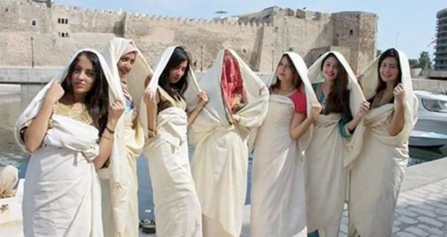 نساء يرتدين الملابس التقليدية التونسية