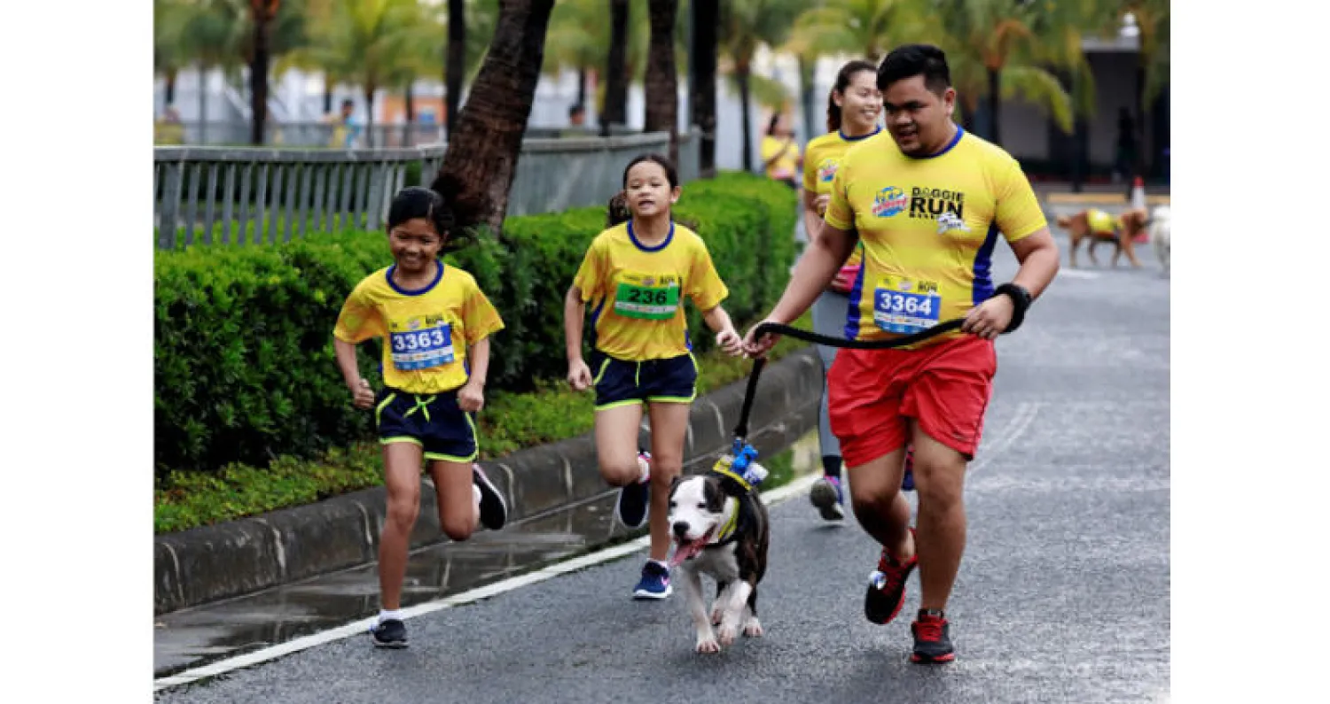 أسرة مشاركة في السباق الذي أقيم في بلدة باساي في الفلبين (رويترز)