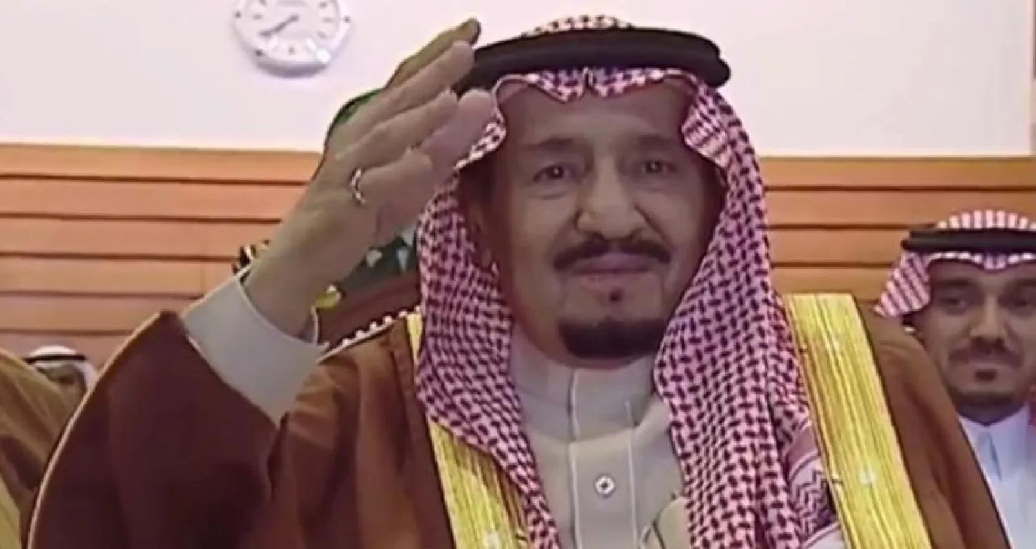 خادم الحرمين الشريفين الملك سلمان بن عبد العزيز يشارك في أداء العرضة السعودية لدى رعايته حفل السباق الكبير للفروسية على كأس المؤسس («الشرق الأوسط»)