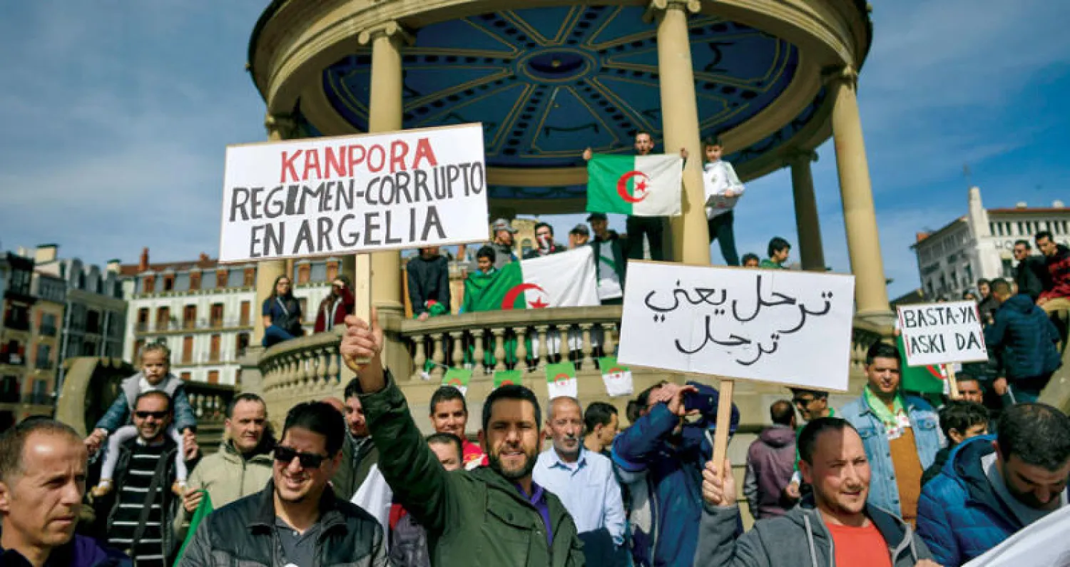 جانب من احتجاجات أفراد الجالية الجزائرية في مدينة بامبلونا الإسبانية أمس (أ.ب)