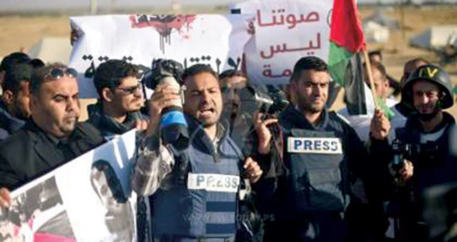 جانب من مظاهرات غزة أمس احتجاجاً على الغلاء وفرض الضرائب (موقع «سما الإخبارية»)