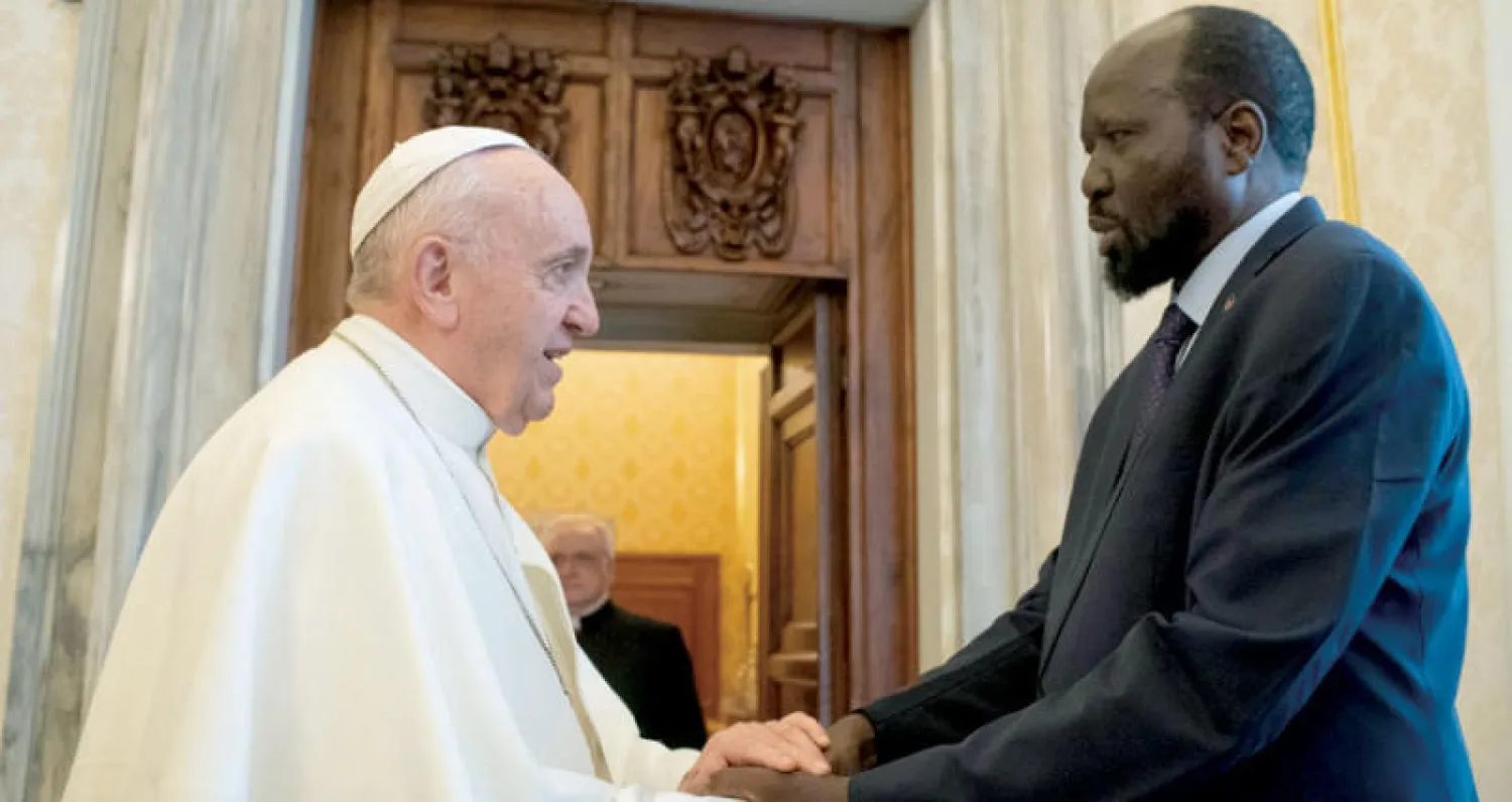البابا فرانسيس خلال لقائه سلفا كير في الفاتيكان أمس (رويترز)
