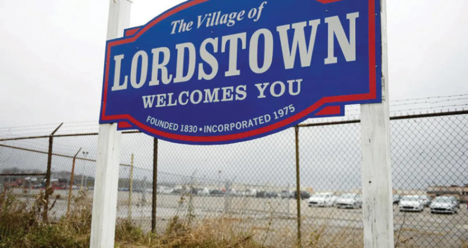 لافتة ترحب بزائري مجمع {جنرال موتورز} لوردستاون ومصنع تجميع السيارات في ولاية أوهايو