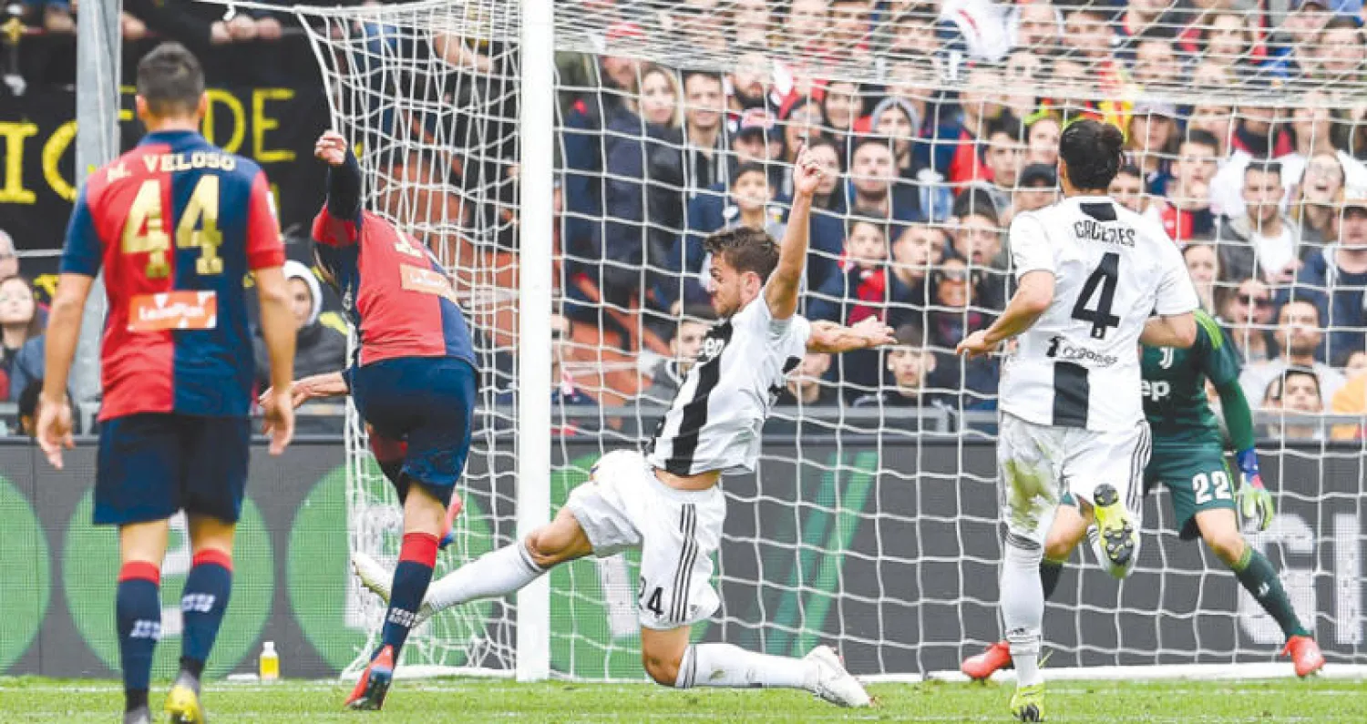 بانديف لاعب جنوا (الثاني من اليسار) يسدد نحو مرمى يوفنتوس مسجلاً ثاني أهداف فريقه (إ.ب.أ)