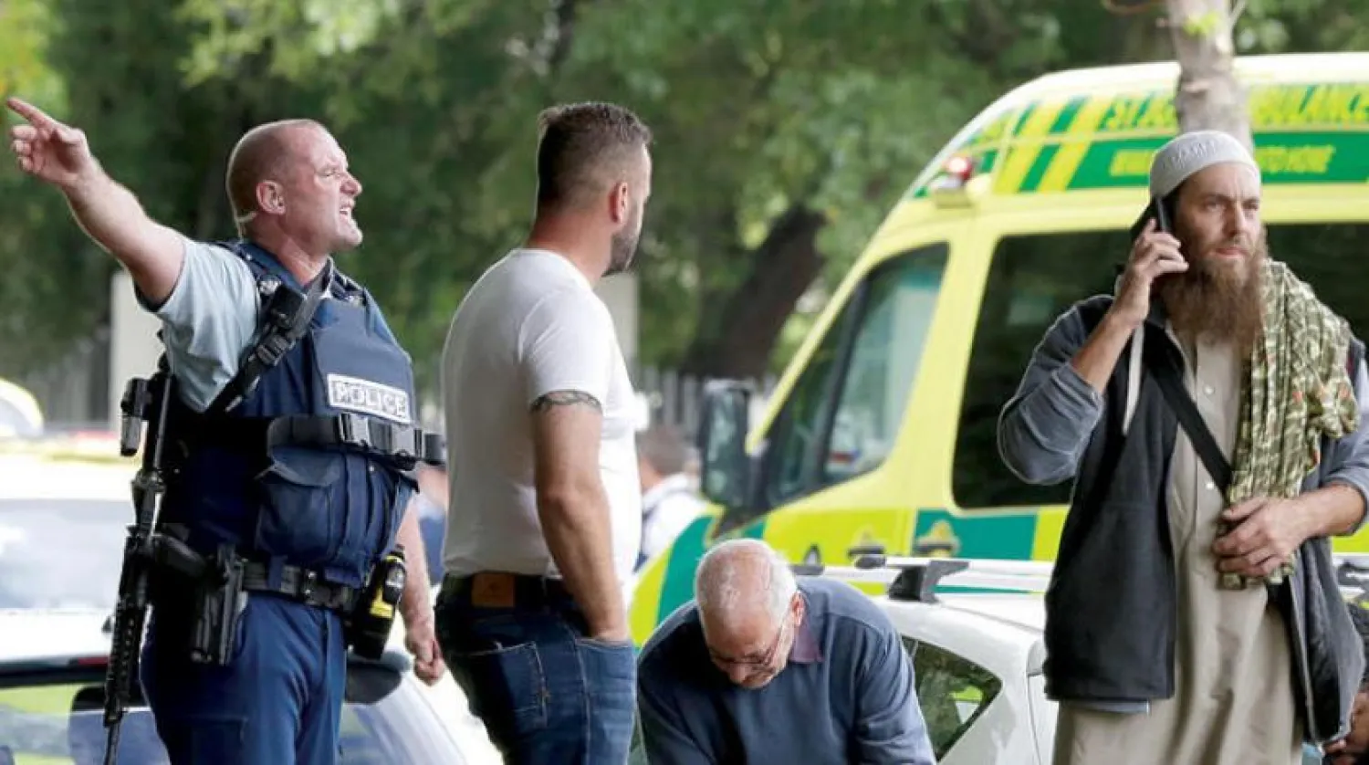 Geçtiğimiz Cuma günü Yeni Zelanda’nın Christchurch kentindeki iki camiye yönelik düzenlenen terörist saldırısı büyük bir şoka sebep olurken polis yoğun güvenlik önlemleri aldı (AP)