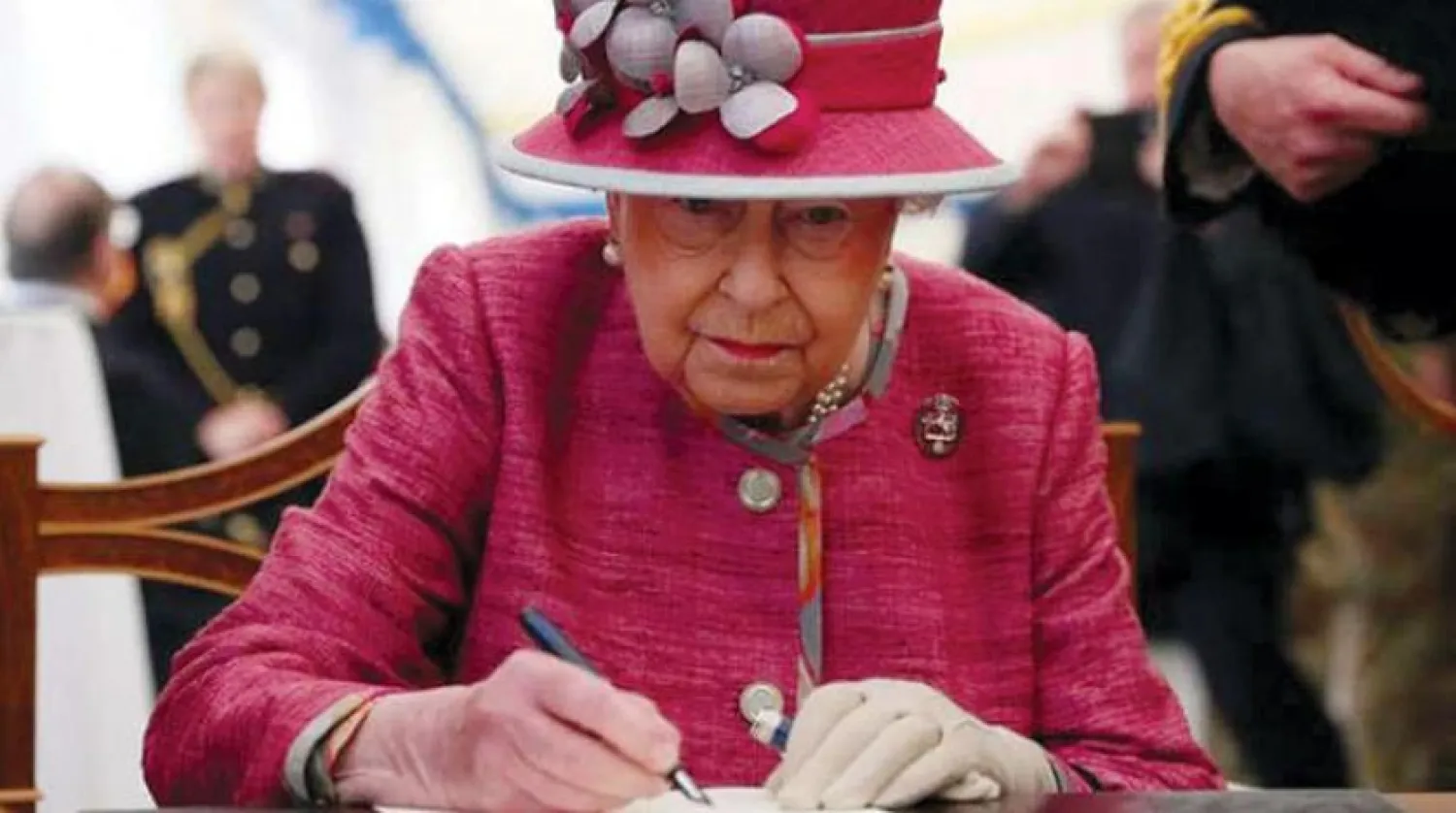 ​İngiltere Kraliçesi II. Elizabeth iki farklı imza kullanıyor