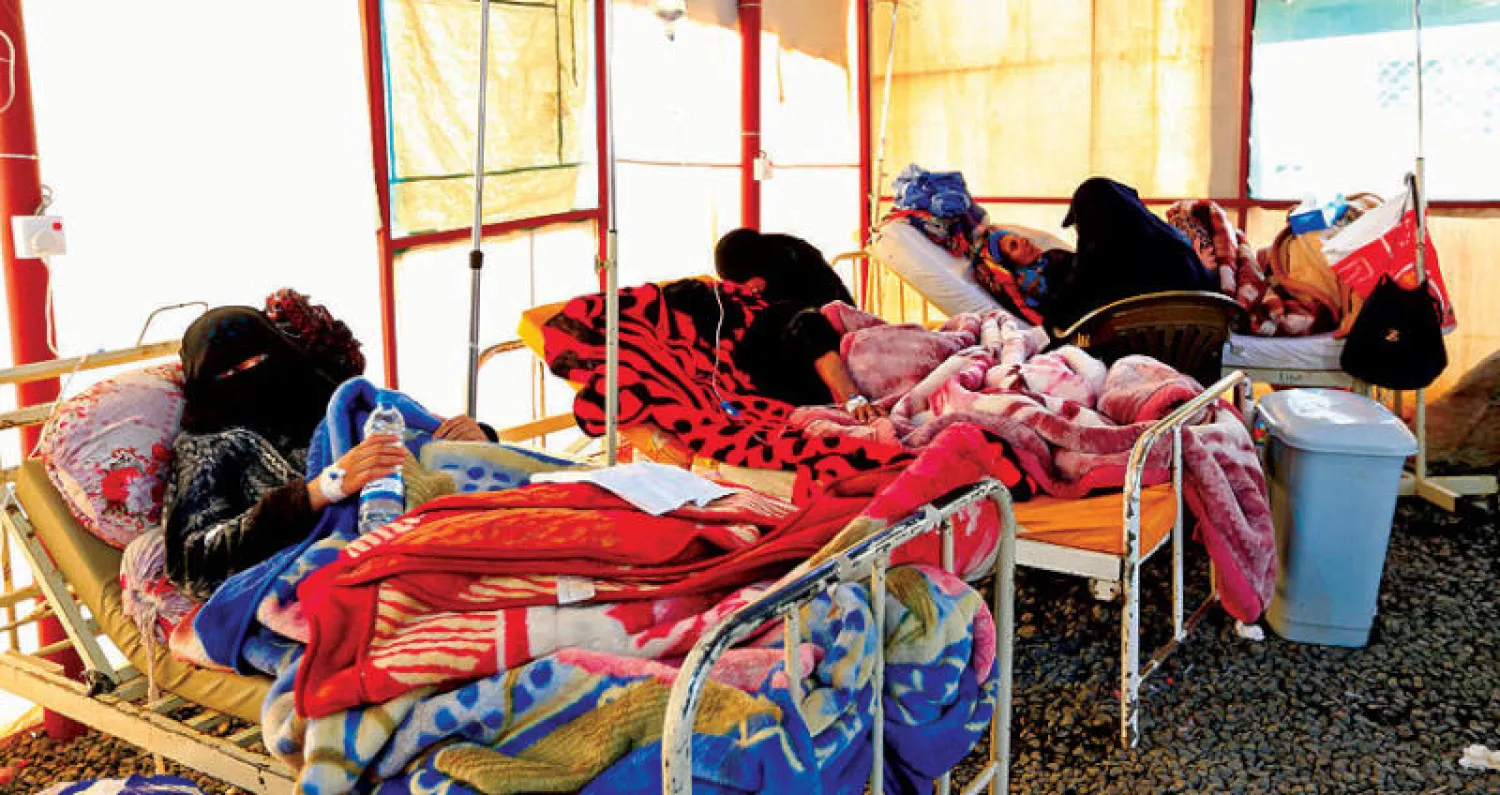 حالات مشتبه بإصابتها بالكوليرا تتلقى العلاج بأحد مستشفيات صنعاء (أ.ف.ب)