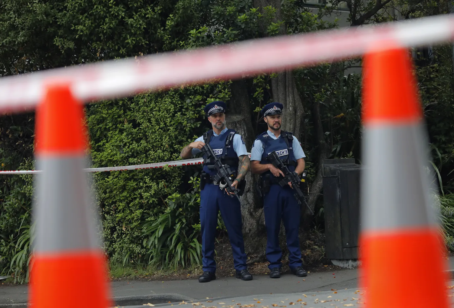 شرطيان خارج مسجد مسجد النور في كرايستشيرش بنيوزيلندا  ( أ.ب)