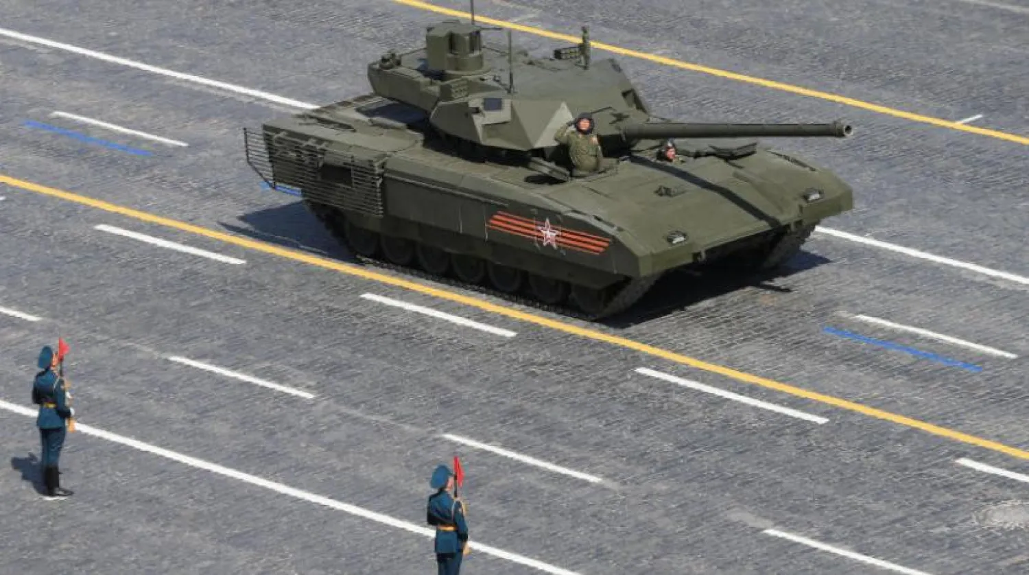 Moskova'daki bir askeri geçit töreni sırasında Soğuk Savaş dönemi Rus tankı (Reuters)
