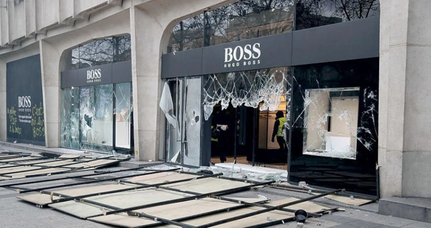 آثار التخريب في المحال التجارية بجادة الشانزيليزيه السبت الماضي (أ.ف.ب)