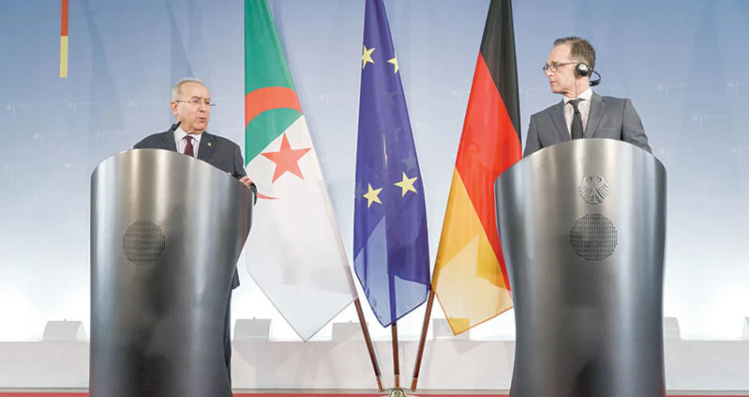 وزير الخارجية الجزائري مع نظيره الألماني في مؤتمر صحافي مشترك في برلين أمس (أ.ب)
