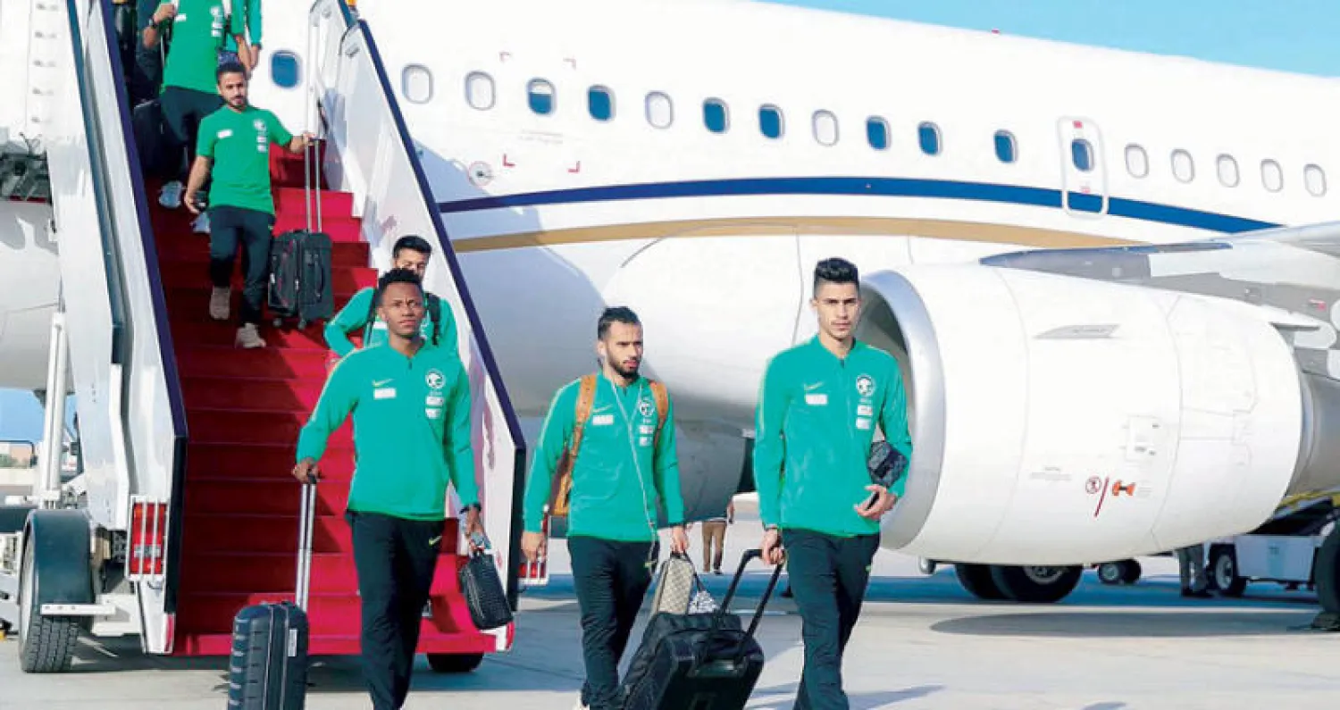 بعثة المنتخب السعودي لدى وصولها أمس إلى أبوظبي استعداداً لمواجهة الإمارات ودياً (الشرق الأوسط)