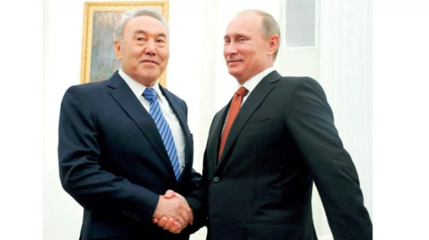 Putin, 1991 yılında Sovyetler Birliği’nin dağılması kararına karşı çıkan tek Sovyet lideri Nazarbayev ile birlikte (AP)
