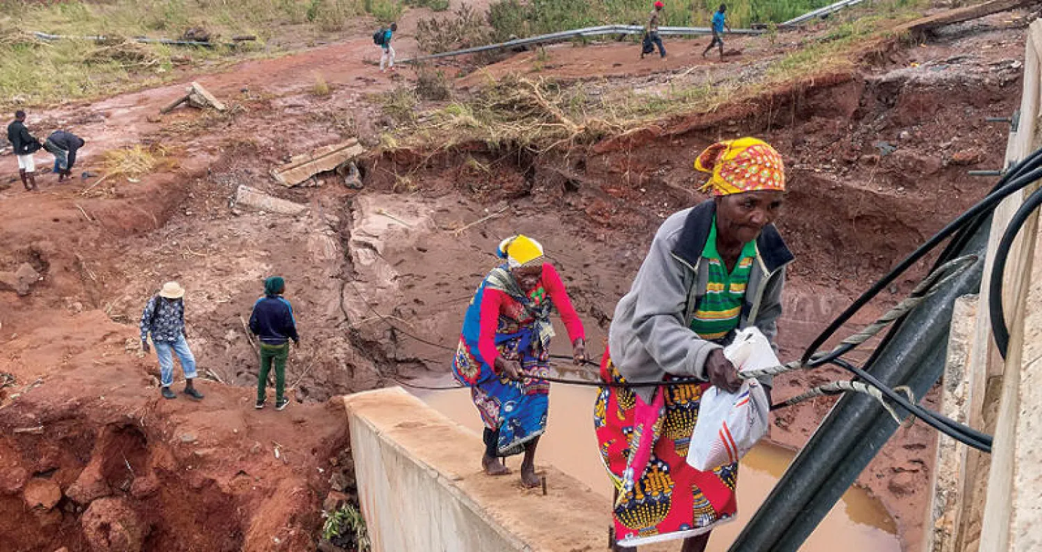 جانب من عمليات الإنقاذ وسط موزمبيق أمس (إ.ب.أ)