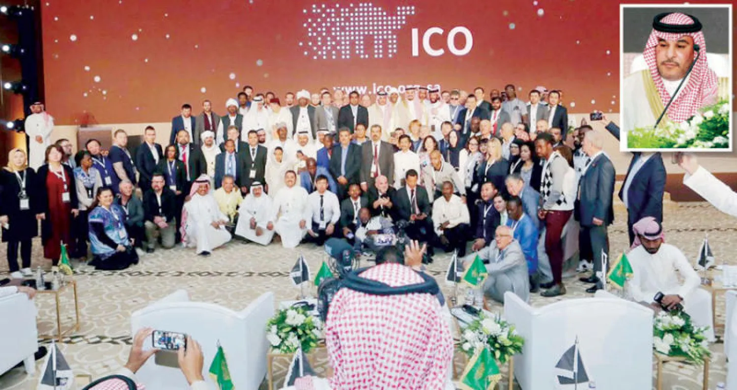 (في الإطار) فهد بن حثلين (الشرق الأوسط)  وأعضاء الجمعية التأسيسية في لقطة جماعية أمس (الشرق الأوسط)