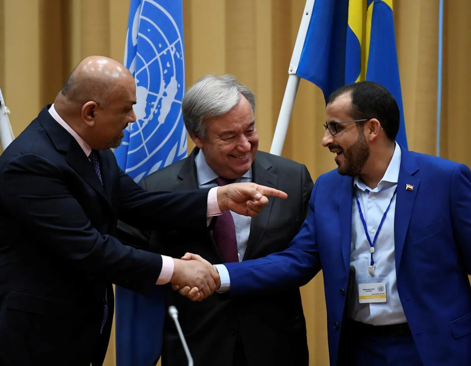 Head of Houthi delegation Mohammed Abdul-Salam (R) and Yemeni Foreign Minister Khaled al-Yemani (L) shake hands next to United Nations Secretary-General Antonio Guterres (C), during the Yemen peace talks closing press conference at the Johannesberg castle in Rimbo, near Stockholm December 13, 2018. TT News Agency/Pontus Lundahl via REUTERS