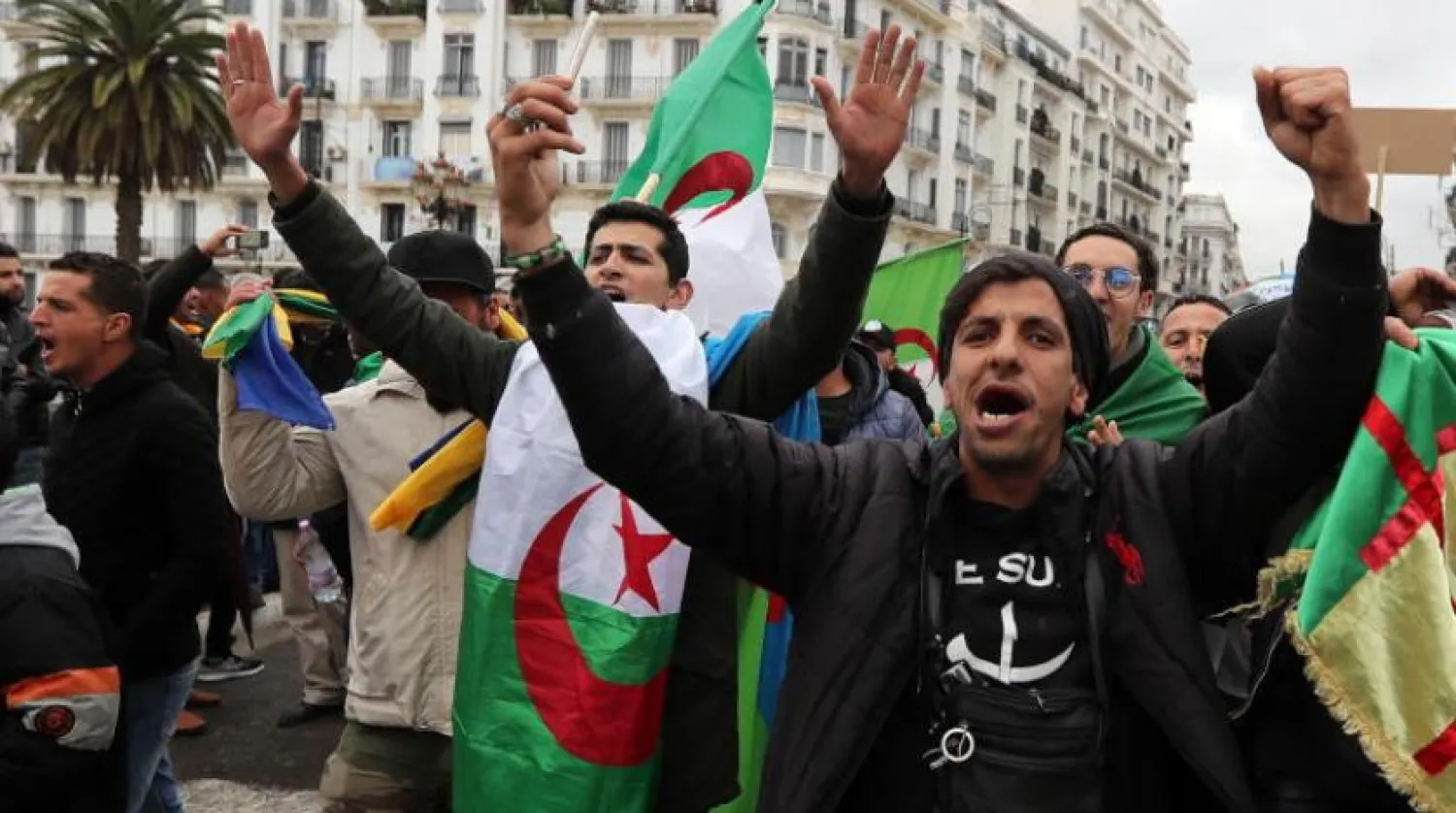 Cezayir’de bugün düzenlenen protesto gösterileri (EPA)