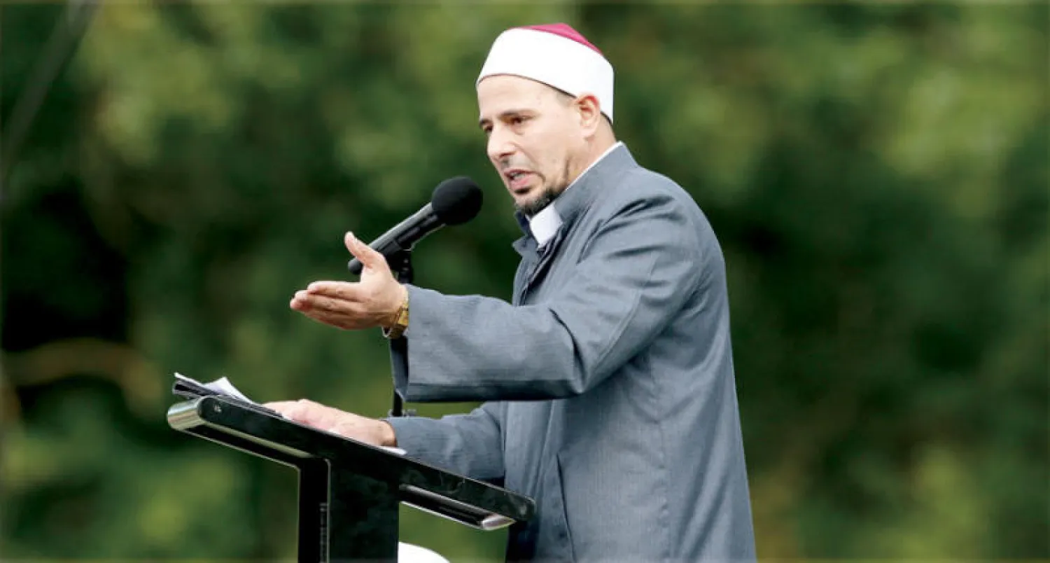 إمام مسجد النور يلقي خطبته (إ.ب.أ)