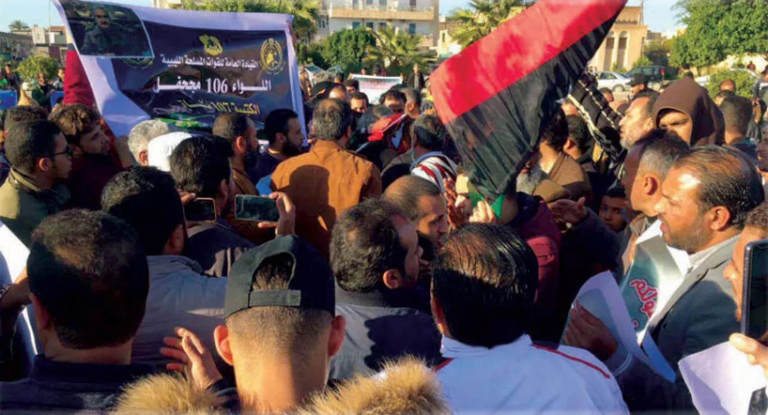 متظاهرون داعمون للجيش الوطني بقيادة حفتر في الغرب الليبي (ليبيا الحدث)