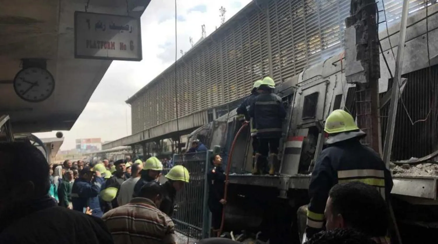 Rescue workers and people are seen after a fire caused deaths and injuries at the main train station in Cairo, Egypt, February 27, 2019. REUTERS/Amr Abdallah Dalsh