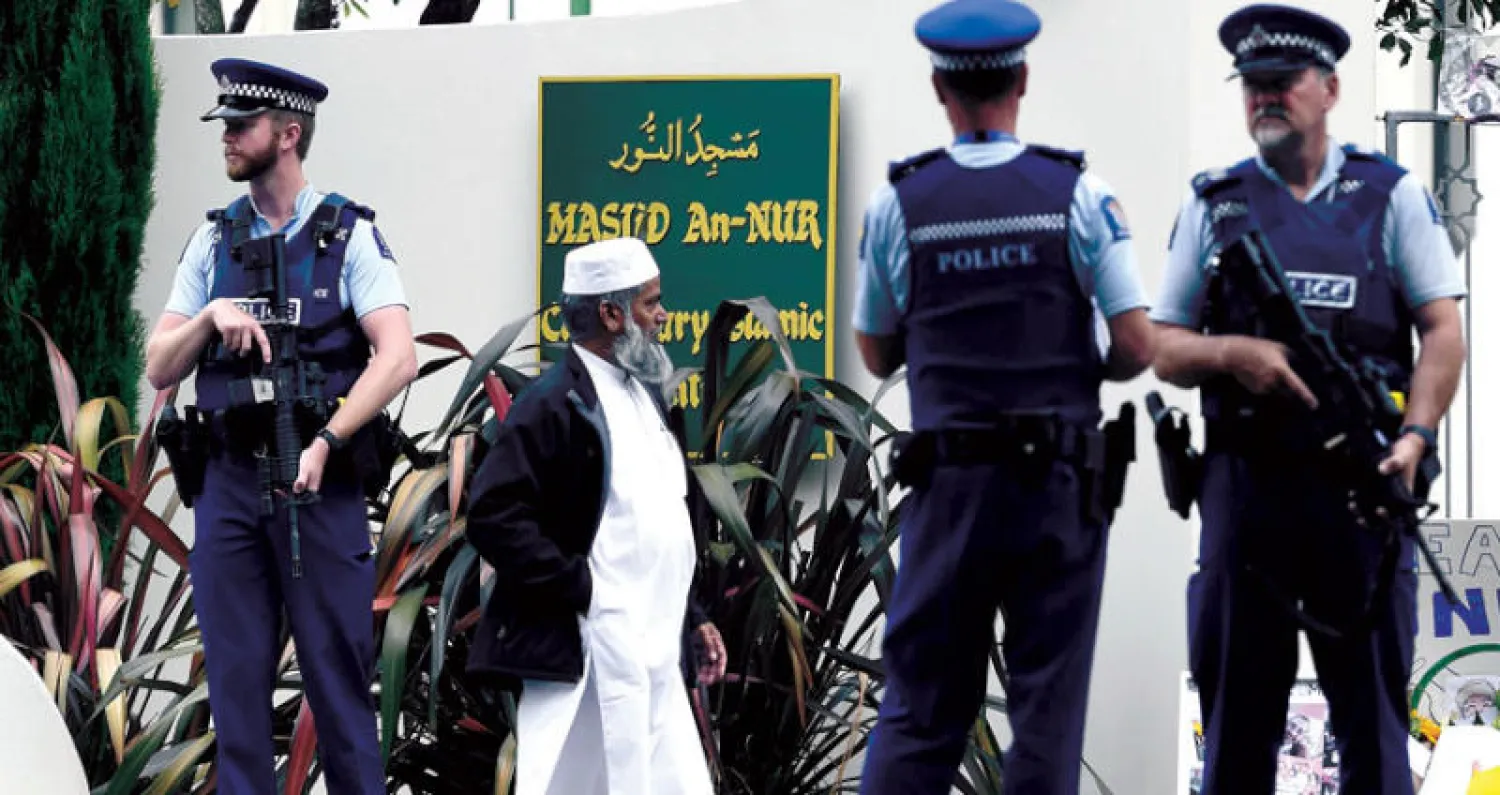 رجال الشرطة أمام مسجد النور في كرايستشيرش بجنوب نيوزيلندا بعد إعادة افتتاحه أمس عقب الاعتداء الذي نفذه متطرف أسترالي ضد المصلين في أول بادرة لعودة الحياة تدريجياً إلى طبيعتها بعد ثمانية أيام على المجزرة (أ.ف.ب)