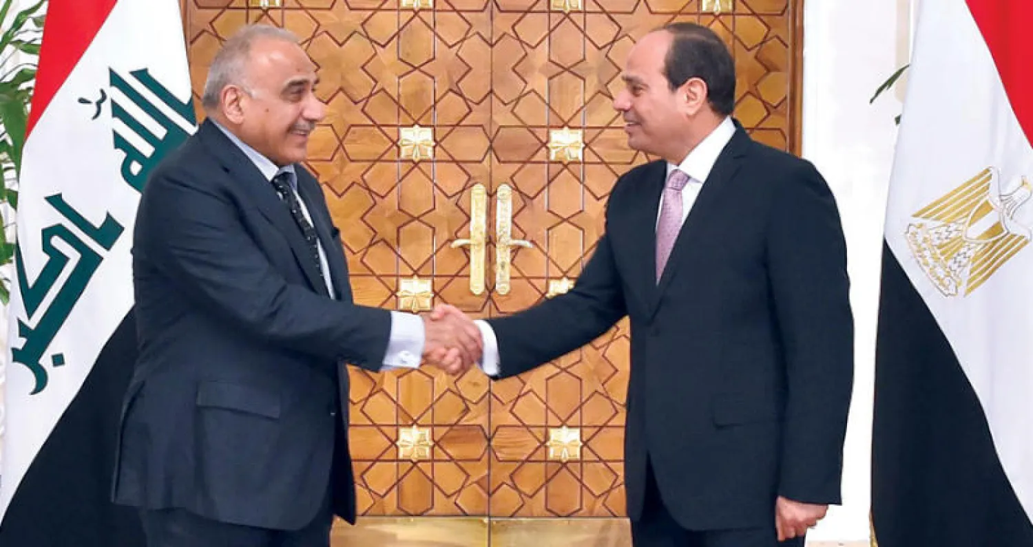 الرئيس المصري عبد الفتاح السيسي لدى استقباله رئيس الوزراء العراقي عادل عبد المهدي أمس (أ.ف.ب)