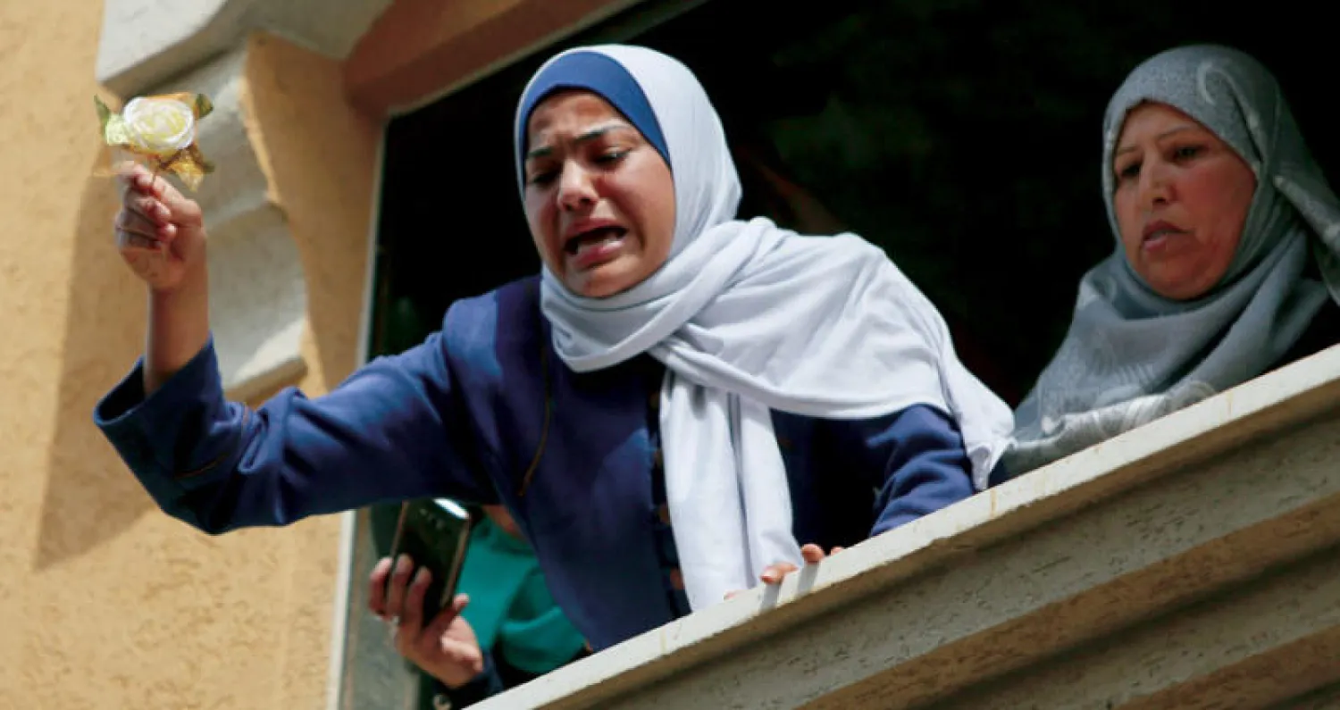 شقيقة جهاد حرارة خلال تشييعه في غزة أمس. وقُتل جهاد وفلسطيني آخر يدعى نضال شتات خلال مشاركتهما في مسيرة العودة يوم الجمعة شرق غزة (أ.ب)