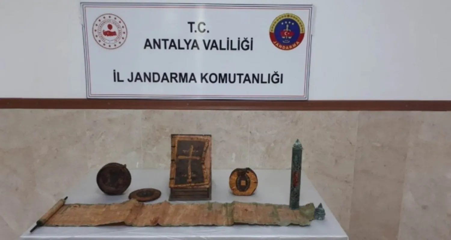 Antalya'da altın işlemeli 1400 yıllık kitaplar ele geçirildi