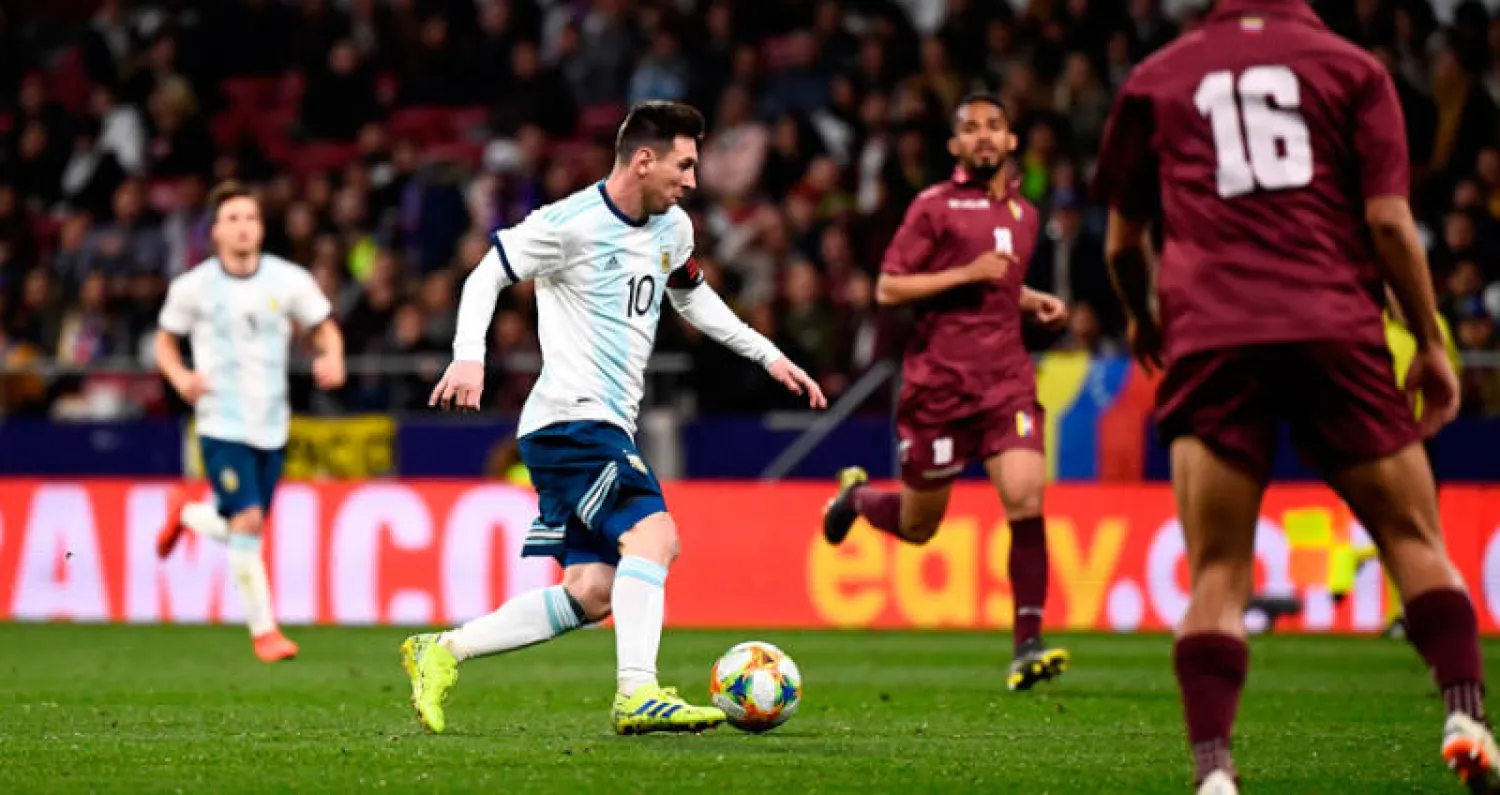 مشاركة ميسي لم تحل دون هزيمة الأرجنتين أمام فنزويلا (أ.ف.ب)