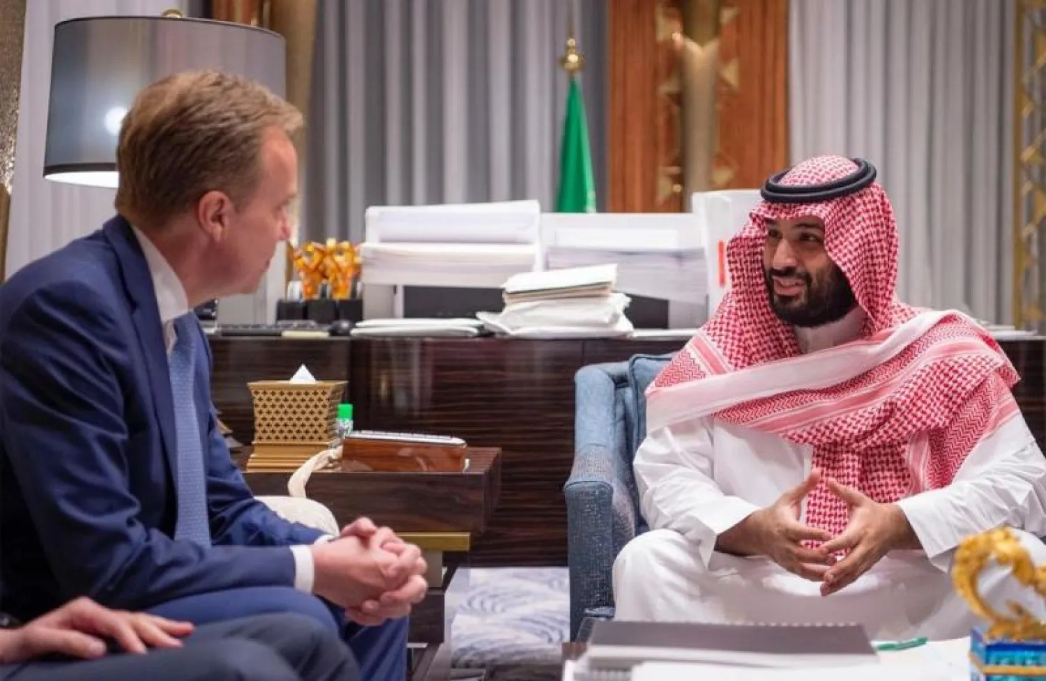 ولي العهد السعودي الأمير محمد بن سلمان لدى لقائه بورغ برينده رئيس منتدى «دافوس» العالمي (واس)