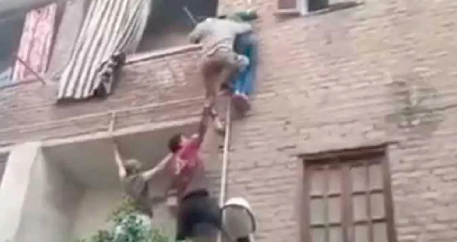 لقطة من مقطع فيديو يوضح إنقاذ جهاد للأطفال من الحريق