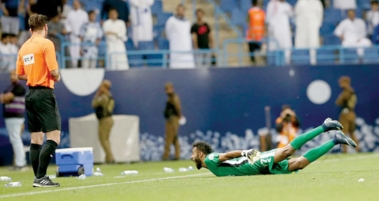 العويشير حارس أحد خلال احتفاليته أمام المدرجات الهلالية (تصوير: علي الظاهري)