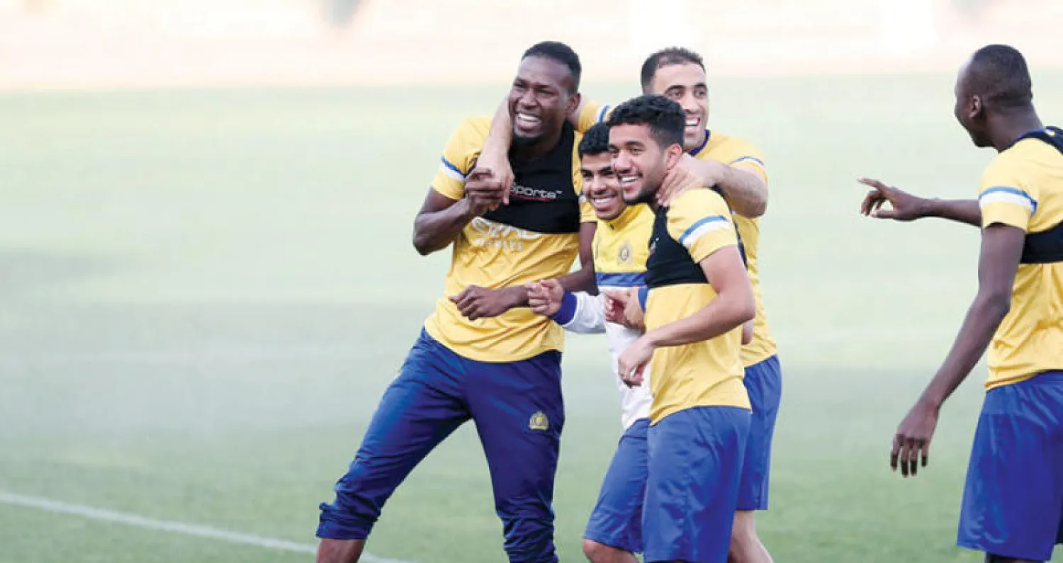 لاعبو النصر في لقطة مرحة خلال التدريبات الأخيرة (الشرق الأوسط)