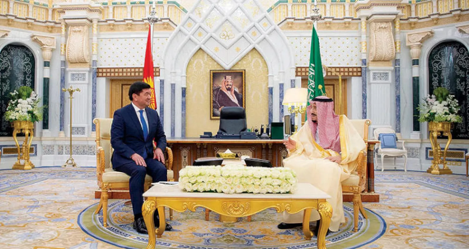 خادم الحرمين الشريفين خلال استقباله رئيس وزراء قرغيزستان في الرياض أمس (واس)