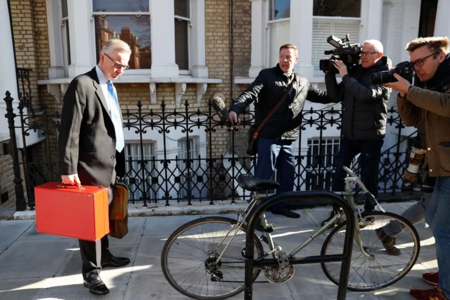 الوزير مايكل غوف متوجّهاً إلى مقر الحكومة في لندن (أ. ف. ب)