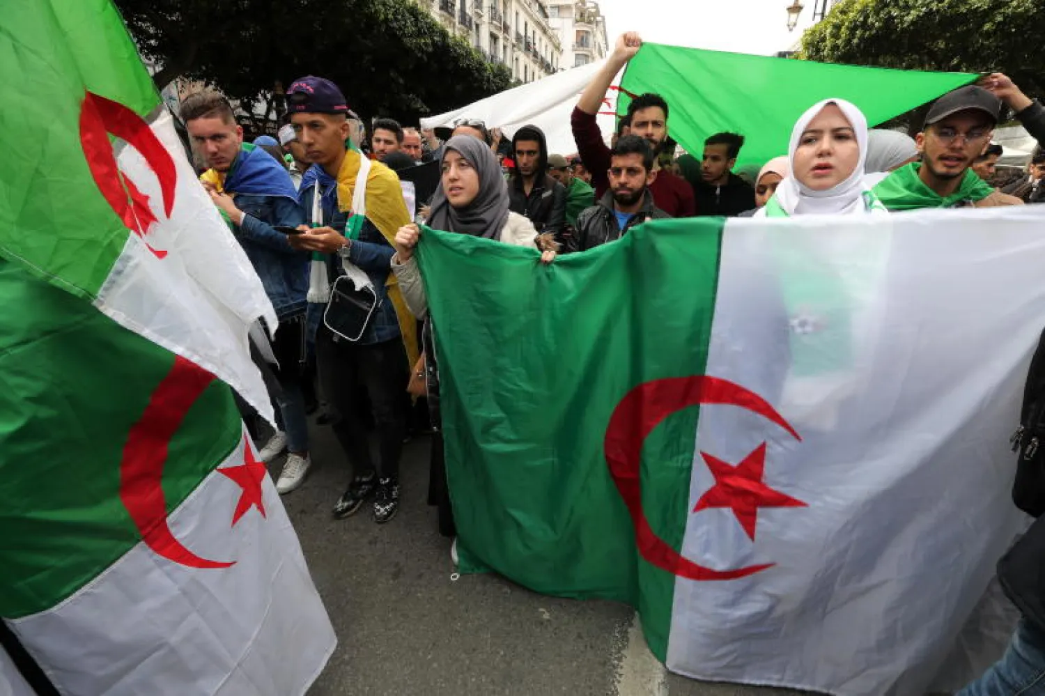 جانب من مظاهرات الجزائريين المتواصلة ضد بوتفليقة (إ.ب.أ)