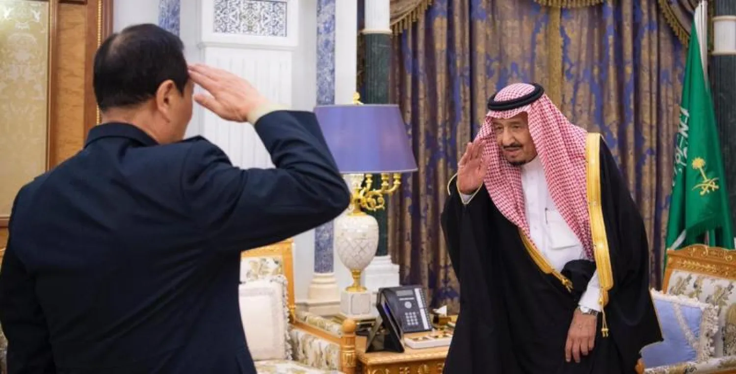 الملك سلمان بن عبد العزيز خلال استقباله وزير الدفاع الصيني (واس)