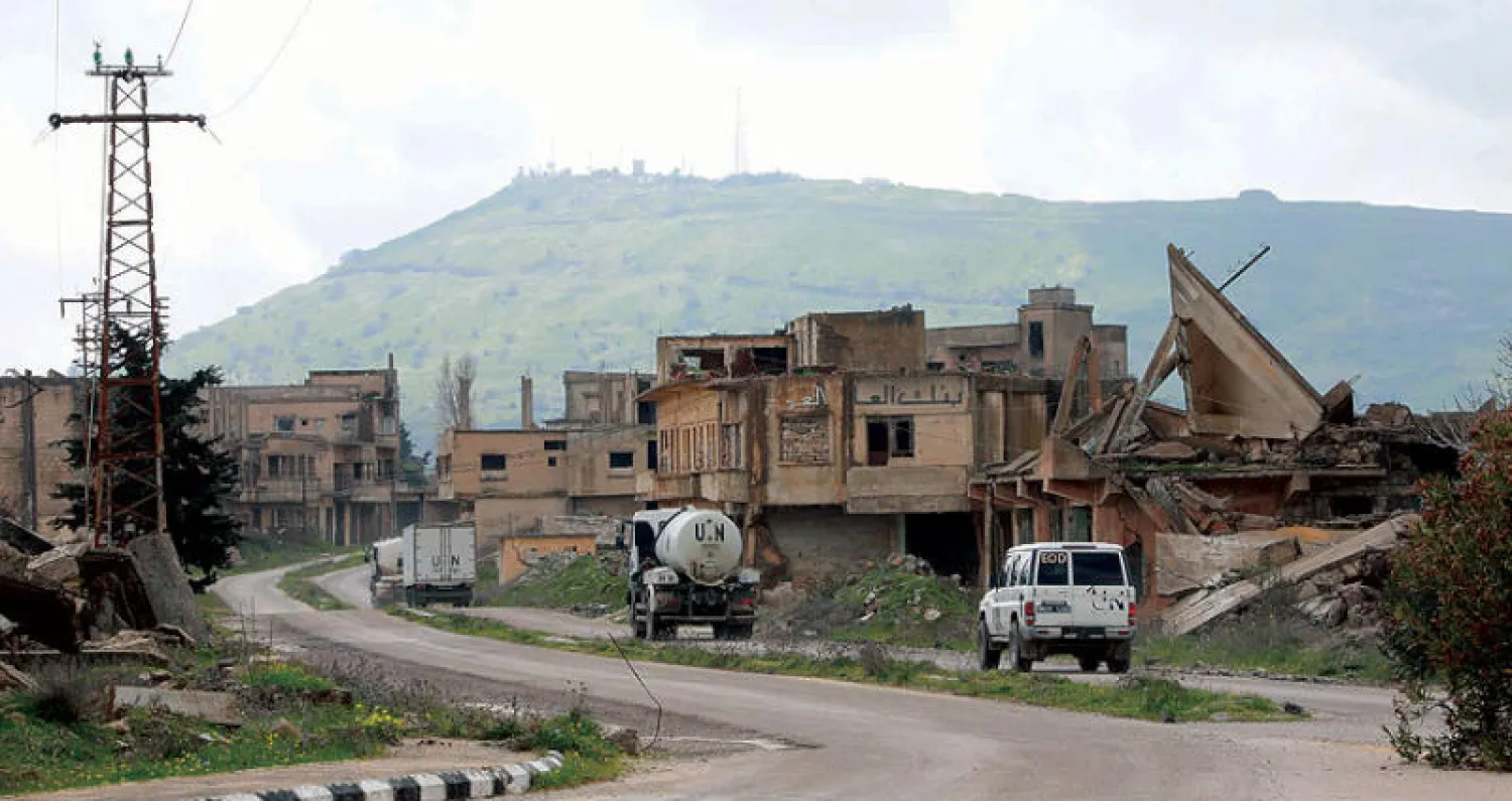 عربتان تابعتان للأمم المتحدة في القنيطرة بالجولان أمس (أ.ف.ب)