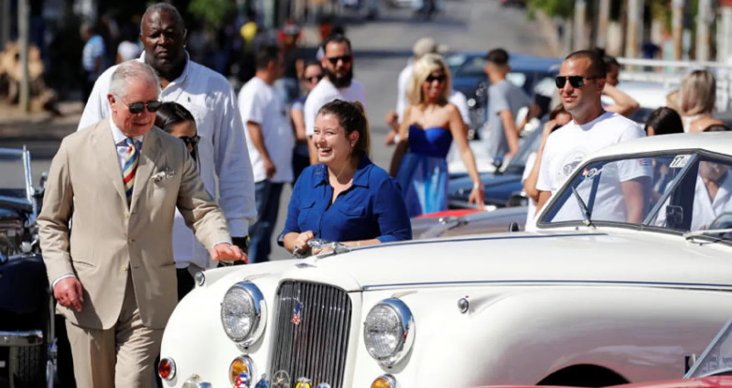 الأمير تشارلز يتفقد سيارة جاغوار قديمة في عرض للسيارات الكلاسيكية في هافانا (رويترز)