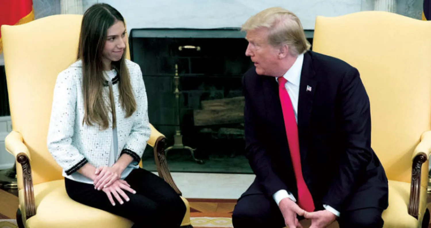 ترمب لدى لقائه زوجة زعيم المعارضة الفنزويلية في البيت الأبيض أمس (إ.ب.أ)