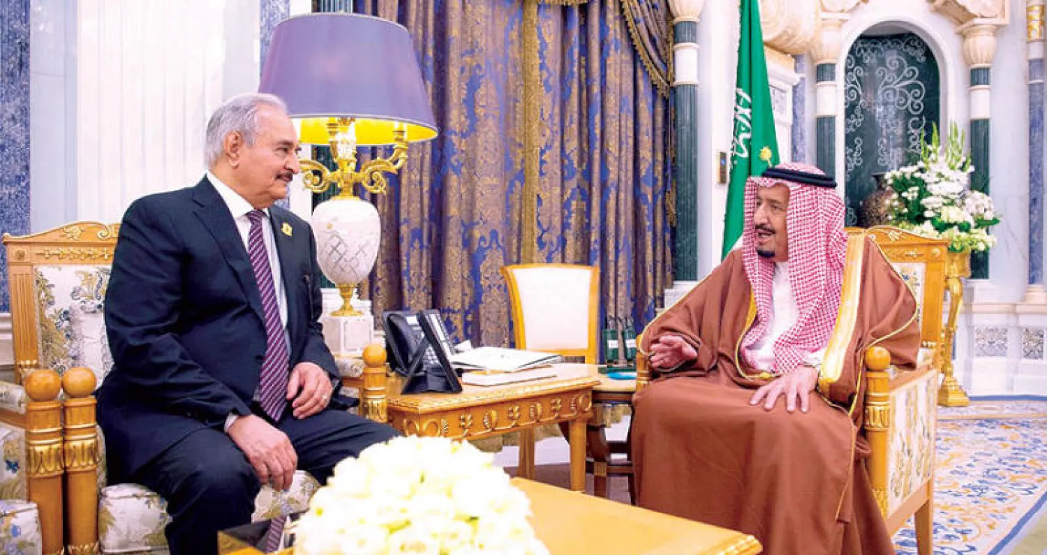 جانب من لقاء خادم الحرمين الشريفين وقائد الجيش الليبي خليفة حفتر أمس (واس)